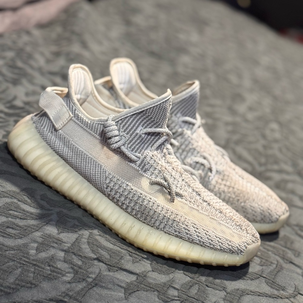 Yeezy Adidas Men’s 9.5 Shoes White / Grey
